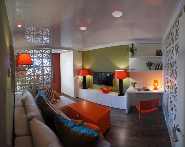 kleines-wohnzimmer-einrichten-tipps-gruene-akzentwand-glanzdecke-orange-akzente