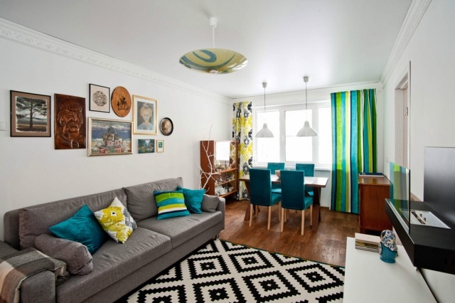 kleines-wohnzimmer-essbereich-modern-tuerkisblau-gruen-graues-sofa