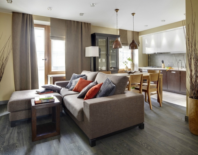 kleines-wohnzimmer-essecke-braunes-polstersofa-holz-esszimmermoebel-kuechenzeile