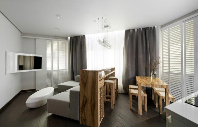 kleines-wohnzimmer-essecke-kueche-offen-massivholzmoebel-graues-sofa