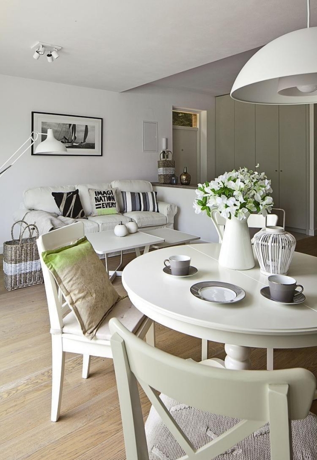 kleines-wohnzimmer-essecke-landhausstul-weiss-ecru-moebel