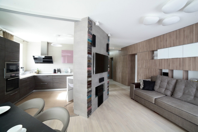 kleines-wohnzimmer-essecke-raumteiler-wand-neutrale-farben-holztoene-offenes-wohnen