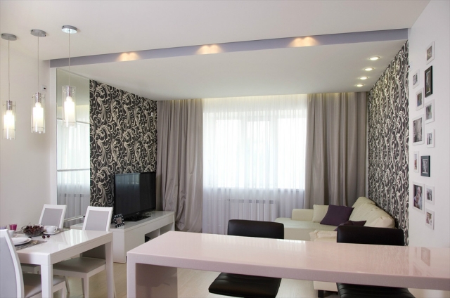 kleines-wohnzimmer-essecke-schwarz-weiss-tapete-florale-motive