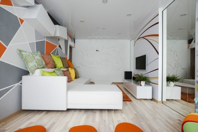 kleines-wohnzimmer-weisses-sofa-akzentwand-geometrische-muster-grau-orange