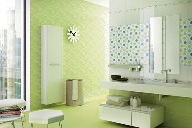 kleinformatige-Badezimmer-Fliesen-mit-runden-Motiven-Wanduhr