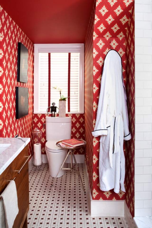 kompaktbad-rote-decke-fliesen-muster-dekorativ-bodenebene-dusche