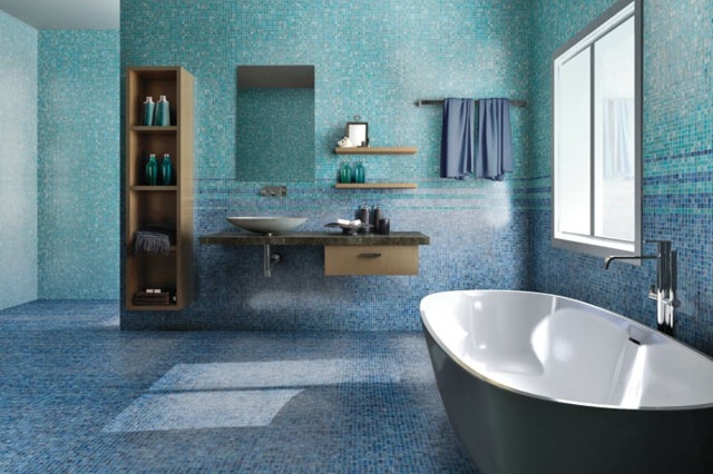 komplett-Mosaik-Fliesen-im-Bad-in-blauen-Tönen