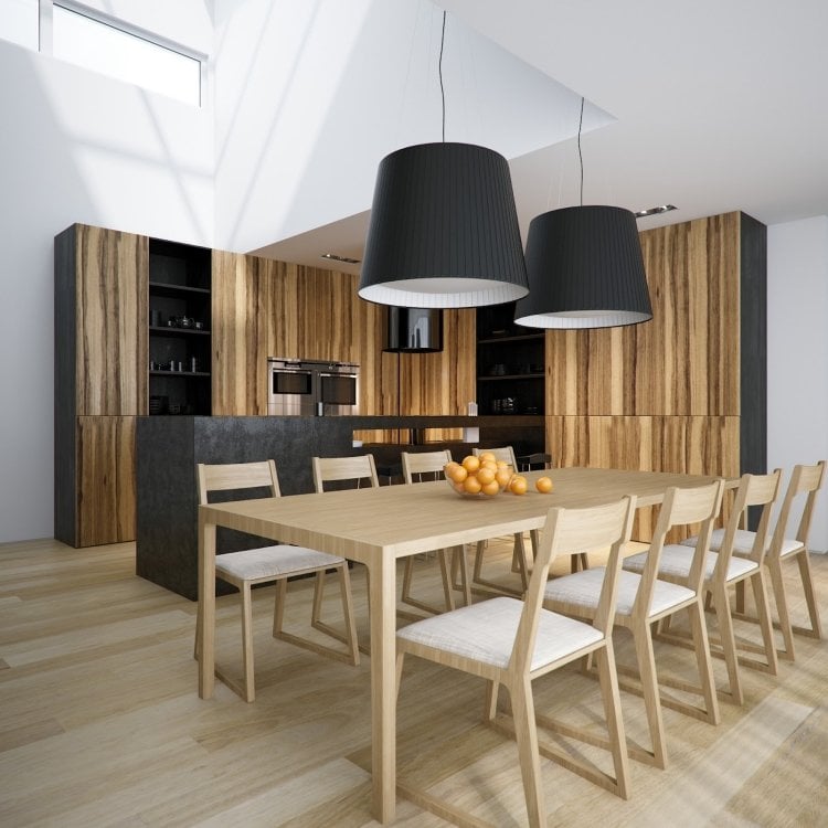 kuchen-modern-holz-esstisch-stuehle-pendelleuchten-schwarz-dachfenster-licht