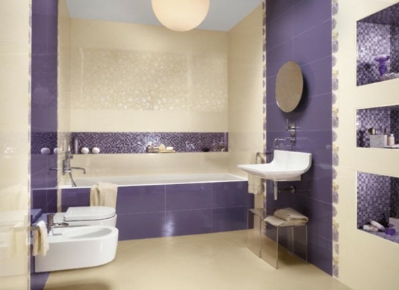 kunstvoll-gestaltetes-Badezimmer-mit-Rand-Mosaik-Fliesen