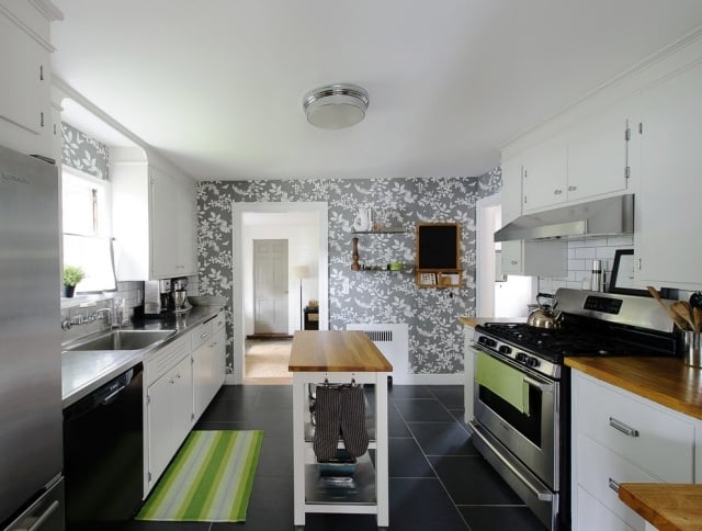 küche-ideen-wand-tapeziert-florale-muster-schwarz-weiß-farben-grüne-fußmatte