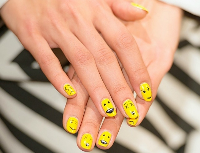 lustige-gesichter-fratzen-per-hand-gezeichnet-ideen-nagellack-gelb-design