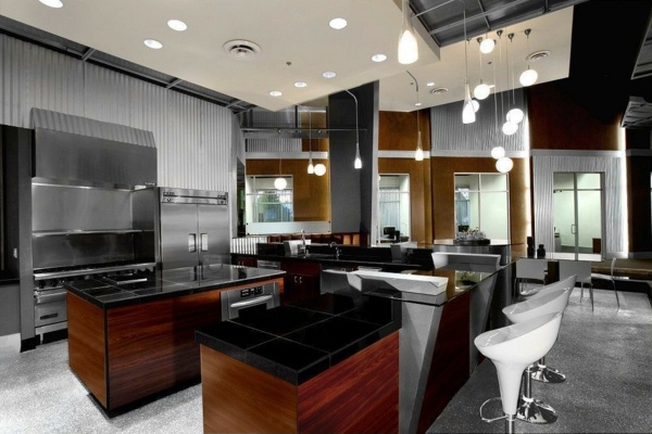 luxus-Küche-mit-moderner-Ausstattung-dunkles-Holz-Optik