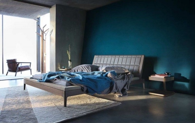 maskulin-anmutendes-schlafzimmer-dunkel-blau-wandgestaltung-nachttisch-holz