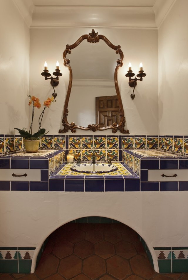 mediterranes-badezimmer-marokkanisch-inspiriert-spiegelrahmen-wandlampen-schmiedeeisen