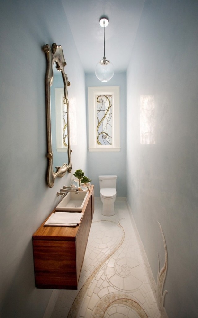 mini-bad-eng-moderne-einrichtung-wandhängendes-waschbeckenschrank-blaue-wände