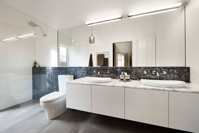 minimalistische-badgestaltung-monochrome-farben-wandbreit-spiegel-hängende-schränke