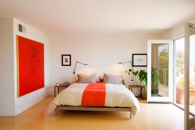 minimalistische kunst-schlafzimmer-rotes-gemaelde-bettwaesche-abgestimmt