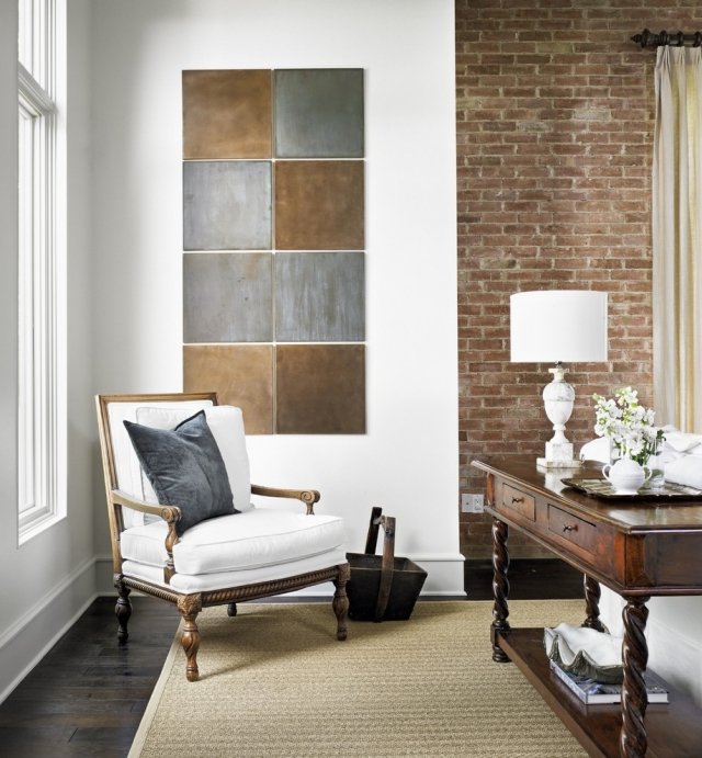 minimalistische-kunst-wohnzimmer-backsteinwand-platten-metall-optik