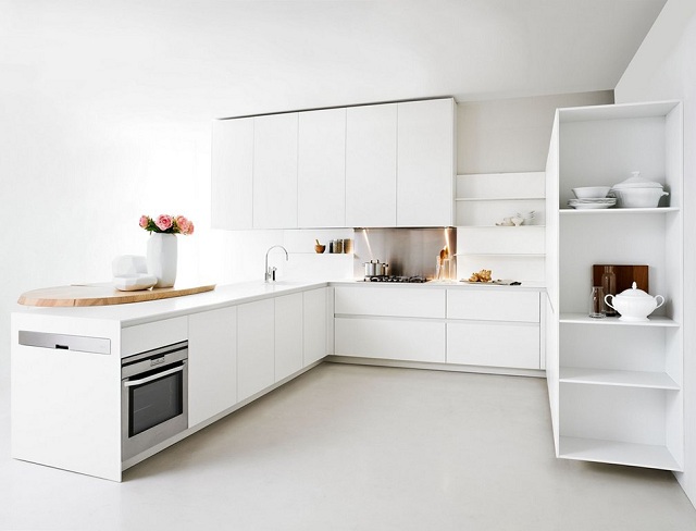 minimalistisches-Design-Kücheninsel-weiße-Farbe-und-schwarze-Akzente