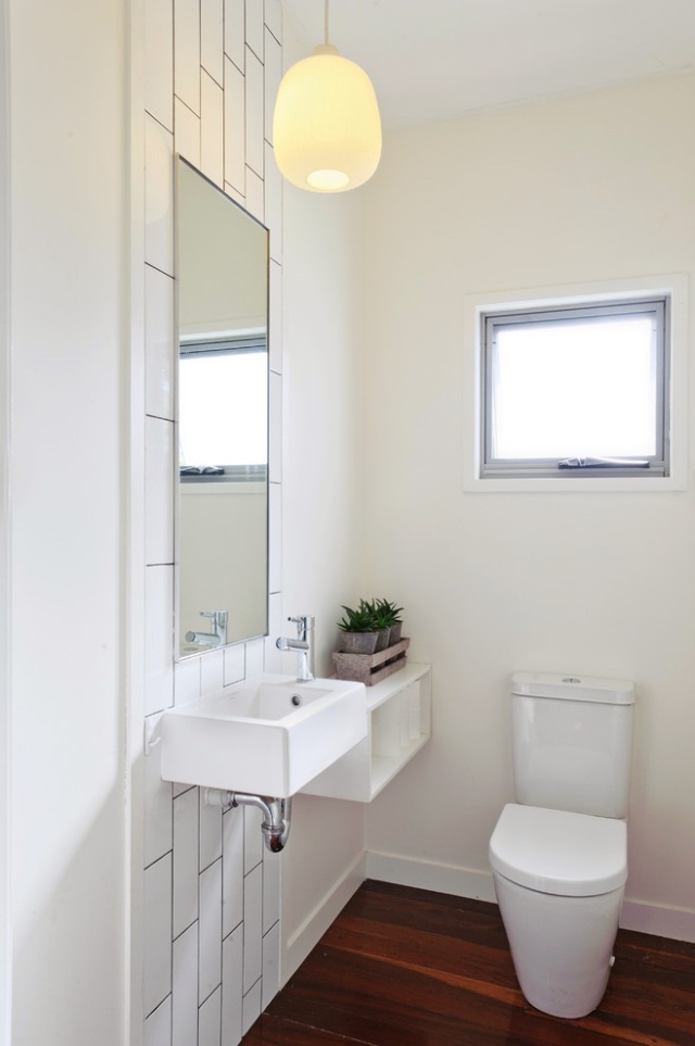 minimalistisches-mini-bad-toilette-waschbecken-holzdielenboden-warme-optik