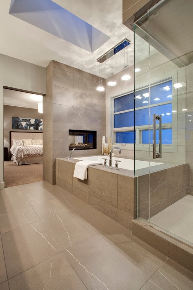 modern-kamin-badezimmer-suite-fliesen-gestaltung-duschkabine-aus-glas