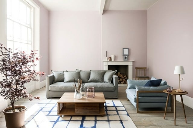 Idee Wohnzimmer rosa Farbe Kaffeetisch graue Möbel