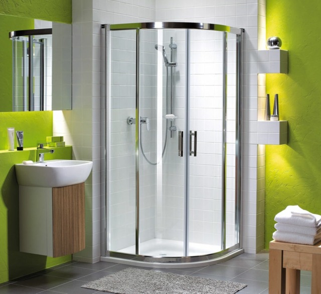 moderne-Glas-Duschkabine-mit-Dusche-weiße-Fliesen