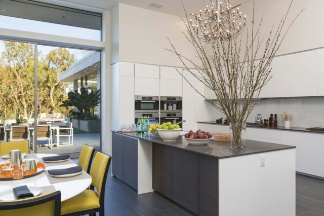 moderne-Küche-in-Weiß-und-Grau-Lederstühle-mit-Gelb