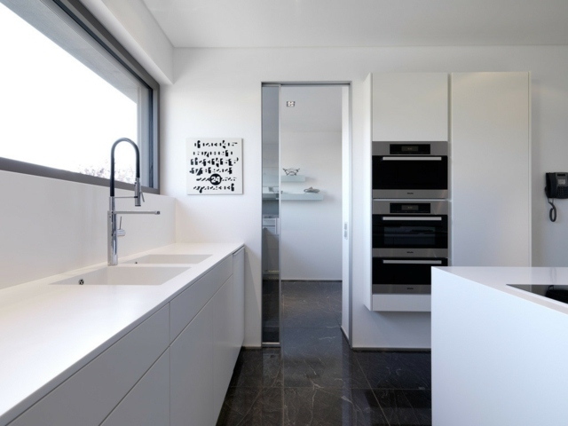 moderne-Waschbecken-rechteckig-dunkler-Boden-Mineralwerkstoff-Ausstattung-Küchenschränke