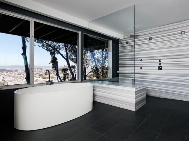 moderne-ausstattung-badezimmer-wände-streifen-dünn-weiß-schwarz