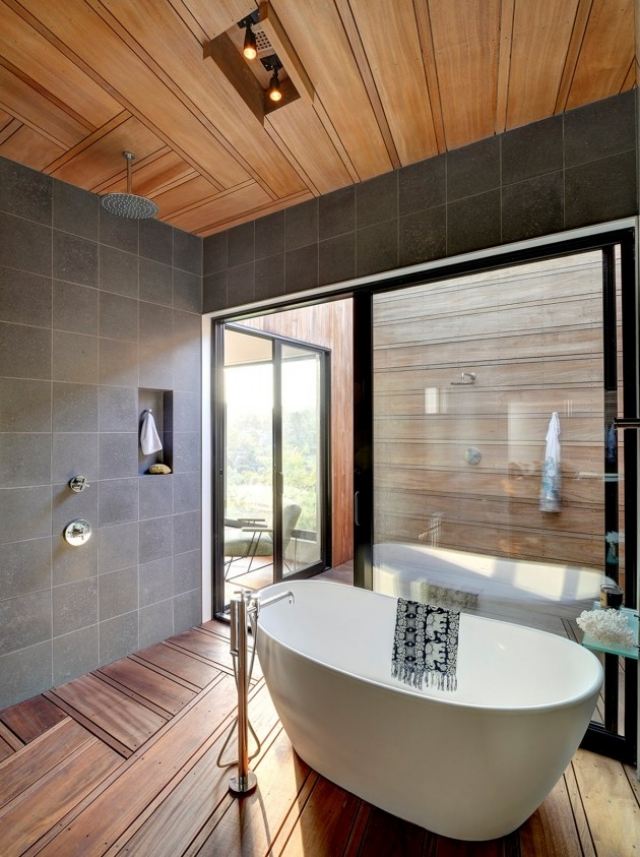 moderne-badgestaltung-bodenebene-dusche-holz-fußboden-freistehende-wanne