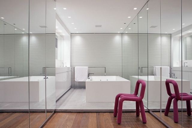 moderne-badgestaltung-weiße-badewanne-eckige-konturen-spiegelwand
