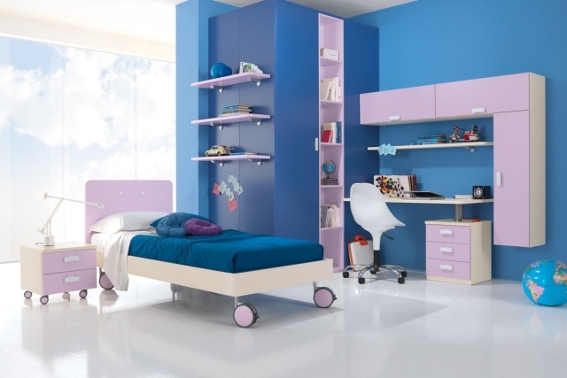 moderne-kinderzimmermoebel-lila-ecru-maedchen-blaue-wandfarbe