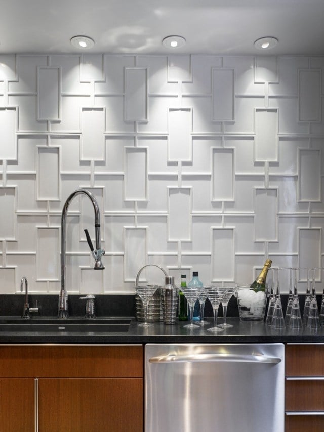 moderne-küche-wandgestaltung-ideen-struktur-reliefe-wand-platten-weiß