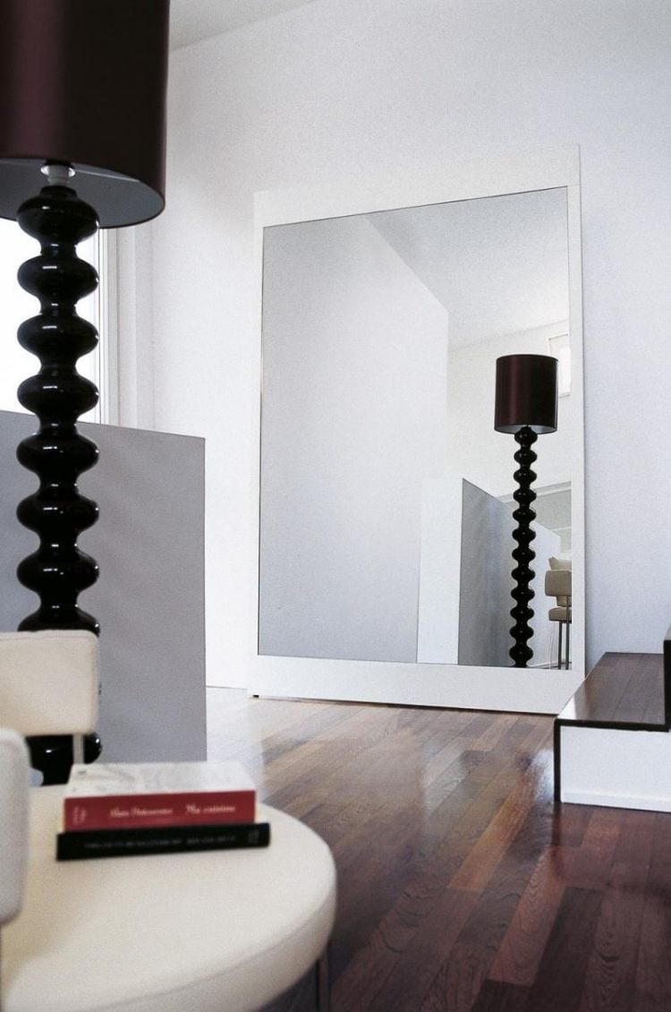 moderne-stehleuchten-auffallen-schwarz-spiegel-stehlampe-holzboden-bibele-alta