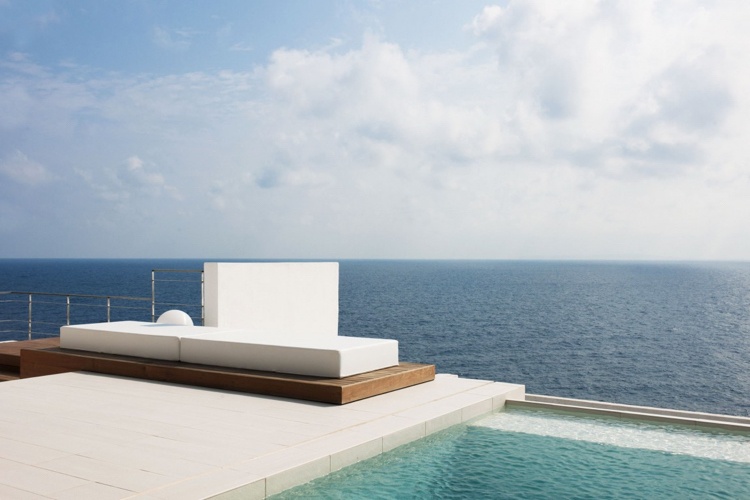 moderne-terrassengestaltung-meerblick-mediterran-weiss-infinitypool-design