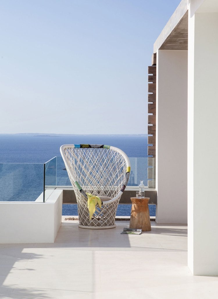moderne-terrassengestaltung-meerblick-sessel-glasgelaender-weiss-design