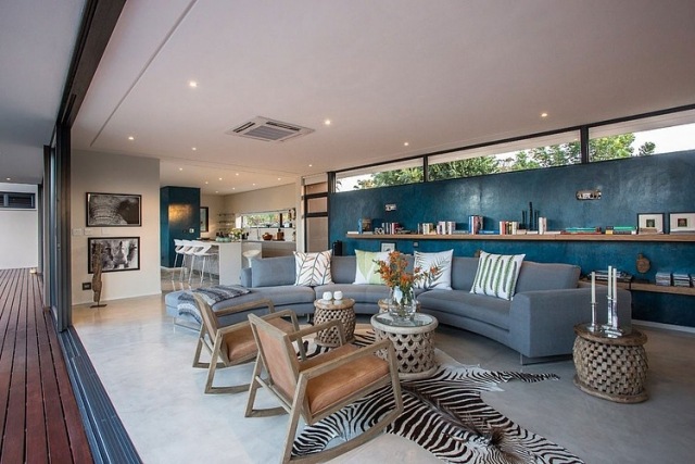 moderne-villa-schiebetüren-wohnzimmer-gemütlich-gestalten-zebra-teppich