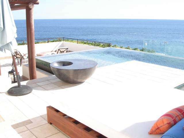 moderne-villa-terrassengestaltung-bilder-daybett-infinity-pool
