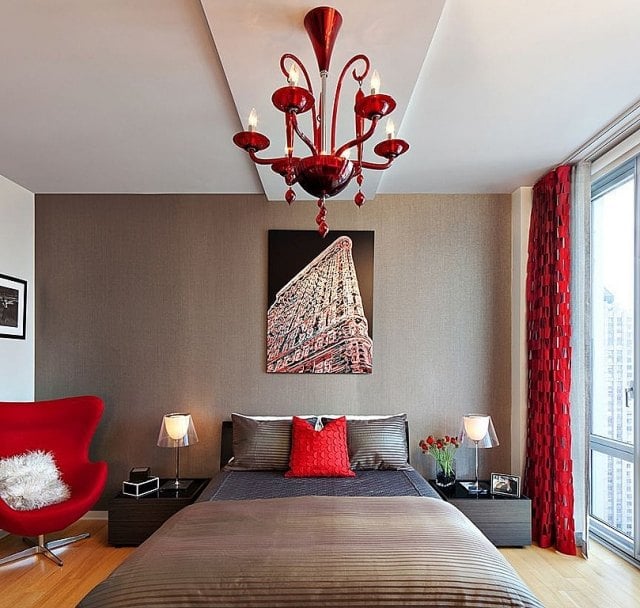 moderne-wandfarben-für-schlafzimmer-entspannend-beige-rote-gardine-relaxstuhl