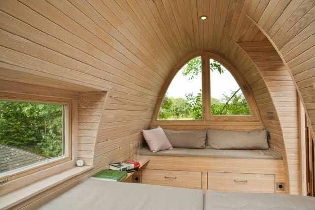 Einfamilienhaus Holz verkleidet Fenster Bank Stauraum