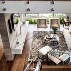 modernes-Wohnzimmer-extra-Wand-braune-Farben-mit-Metall-und-Glas
