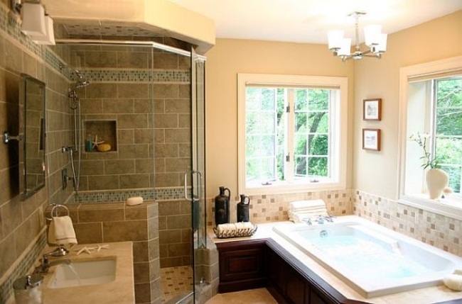 modernes-badezimmer-geflieste-badewanne-rückwand-begehbare-dusche