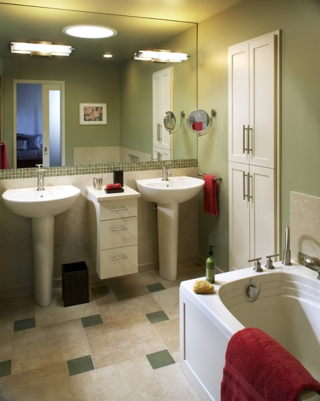 modernes-badezimmer-grüne-wandfarbe-sockel-waschbecken-weiss