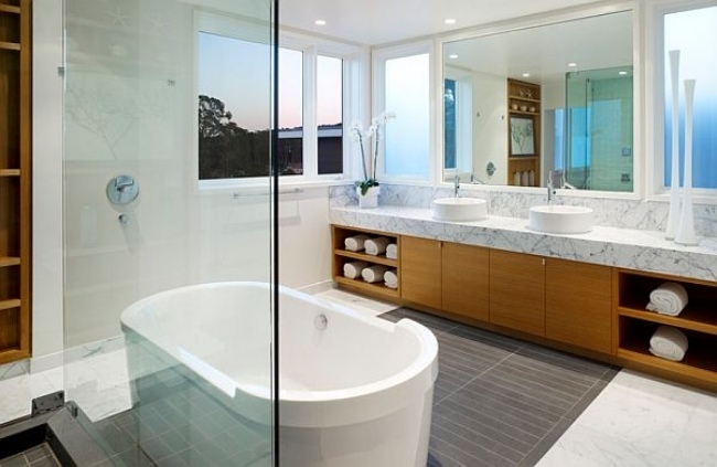 modernes-badezimmer-ideen-spa-wellness-ambiente-freistehende-wanne-marmor-oberflächen