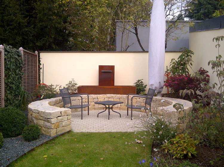 modernes-patio-terrasse-runde-form-naturstein-cortenstahl-brunnen