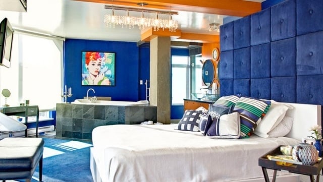 modernes-schlafzimmer-barrierfreies-bad-wanddesign-akustikplatten-blau