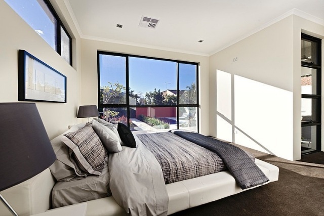 modernes-schlafzimmer-grosser-fensterfront-ecru-wandfarbe-polsterbett