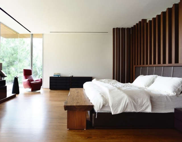 modernes-schlafzimmer-grosser-fensterfront-wandgestaltung-holzlatten