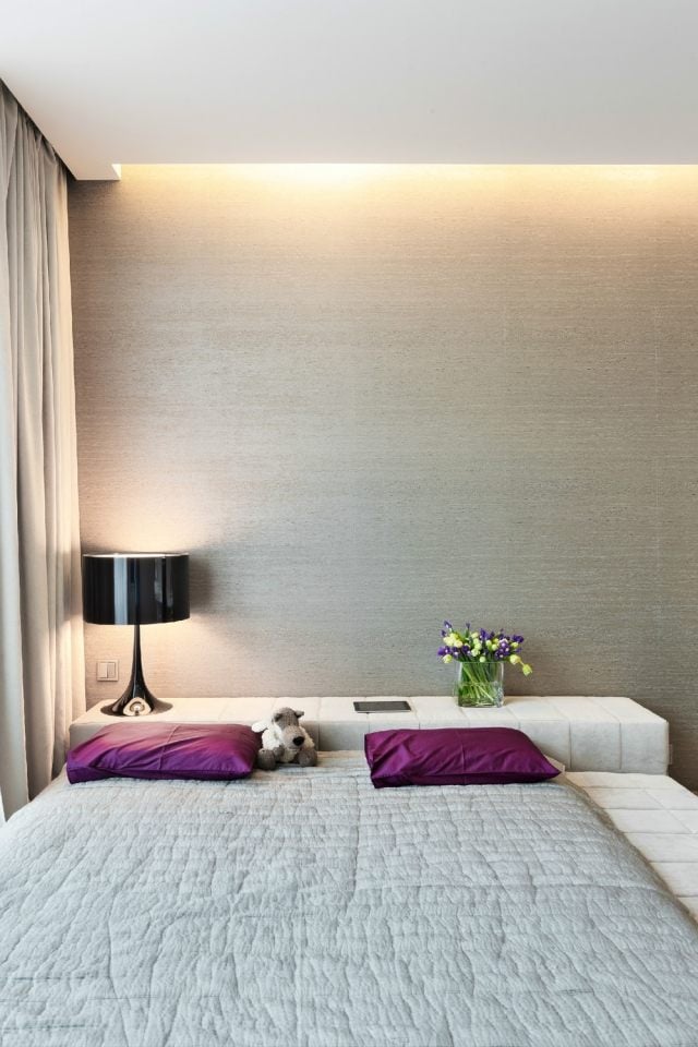 modernes-schlafzimmer-wand-dekorieren-tapete-beige-textur-led-deckenbeleuchtung